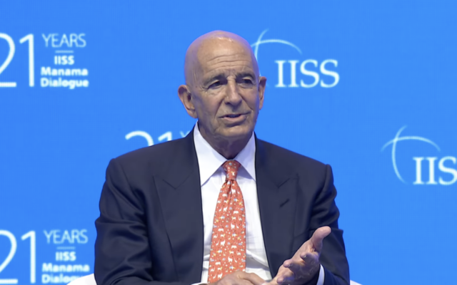 Tom Barrack, ambassadeur des États-Unis en Turquie et envoyé spécial en Syrie, s'exprimant lors d'une conférence, à Bahreïn le 1ᵉʳ novembre 2025. (Crédit : Capture d'écran YouTube)